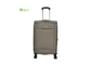 O girador roda o saco da bagagem da mala de viagem do avião ajusta o grande compartimento de embalagem